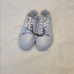 Trendy white sneakers NWT!!